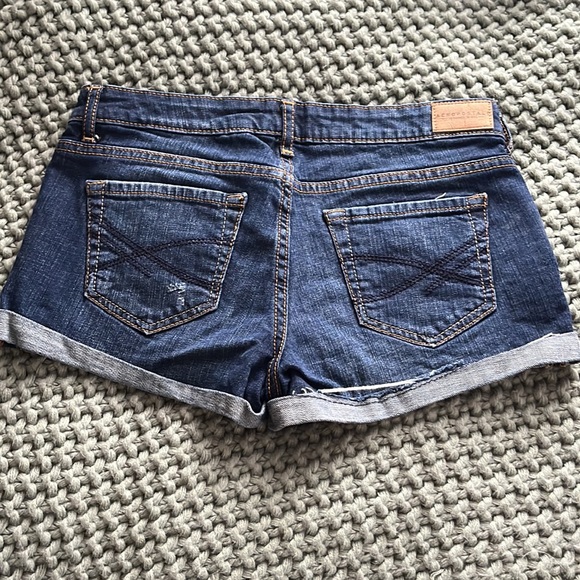 Aéropostale.. dark wash shorty low-rise jean shorts. - Picture 2 of 3